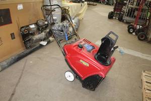 lot 247 image: Toro Power Clear 721R 21 Width Snowblower 212cc OHV 4-Cycle Engine Recoil Start 38741