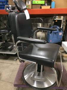lot 1 image: WOW SUPER RETRO FUN 1970S LITTLE SHOP OF HORRORS STYLE BLACK LEATHER POWERED UPDOWN SWIVEL DENTAL CHAIR WMANUAL RECLINE - AMAZING CONDITION FOR AGE&nbspHeight adjusts from 18 to 26
