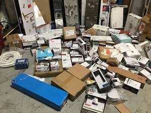 lot 36 image: PALLET OF FACETS AND SHOWER HEADS AND OTHER BATHROOM EQUIPMENT (SEE PICS CAREFULLY) (AS IS)