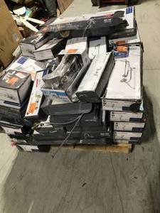 lot 41 image: Pallet of Glacier Bay Kitchen and bathroom faucets original returns (SEE PICS CAREFULLY)