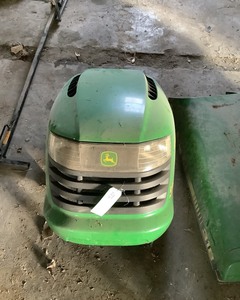 lot 648 image: John Deere Hood, L130
