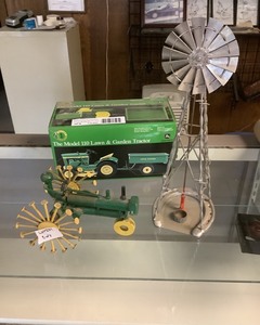 lot 237 image: John Deere 116 Scale Toy Lawn Tractor