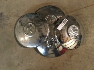 lot 412 image: VW Hubcaps