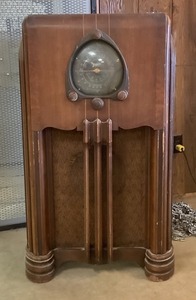 lot 11 image: Vintage Zenith Radio