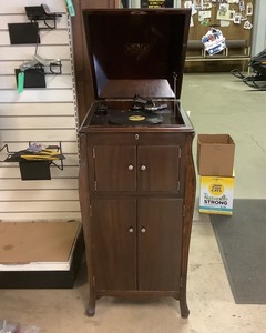 lot 10 image: Victor Antique Phonograph