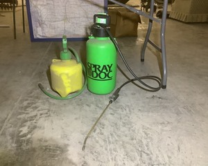 lot 604 image: Hand Sprayers
