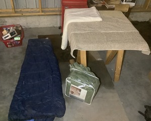 lot 612 image: Bedding, household
