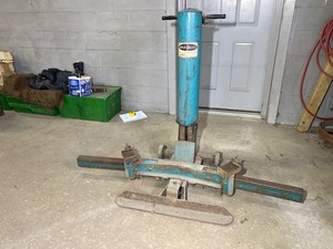 lot 7 image: MAN-DELKO Bumper Jack