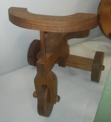 lot 1 image: Wooden decor.