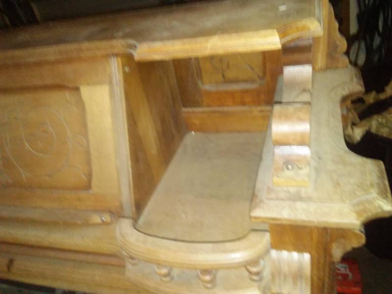 lot 468 image: Antique Pump Organ.