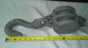 lot 9 image: Double pulley with hook - excellent & huge.