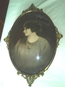 lot 52 image: Convex oval picture frame & portrait  vintage