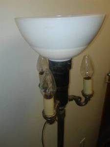 lot 61 image: Vintage floor lamp -working