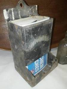 lot 125 image: Vintage wooden match holder & more decor.