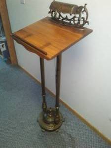 lot 142 image: Lighted Oak podium - working