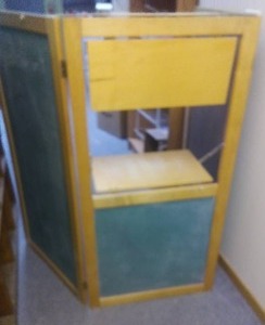 lot 178 image: Kids 3 chalkboard & Lucy therapy (Charlie Brown) Counter
