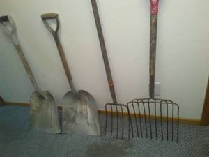 lot 274 image: 2 Pitchforks  2 grain shovels