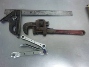 lot 319 image: Square, pipe wrench & enclosed wrenches.