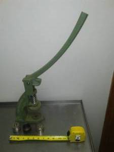 lot 328 image: Handy Button Machine Handy Junior with attachments.