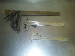 lot 330 image: 2 mechanical calipers & Square