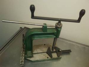lot 414 image: Hand operated Die set  heavy.