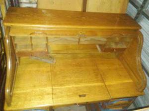lot 105A image: Antique Roll Top Oak Desk - Stunning