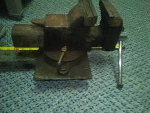 lot 441 image: Vise on expandable 2 pipe. see pictures
