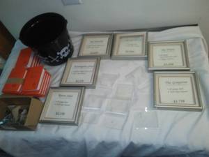 lot 461 image: 6 frames and clear plastic plackets, Gideon Bibles -14 & more.