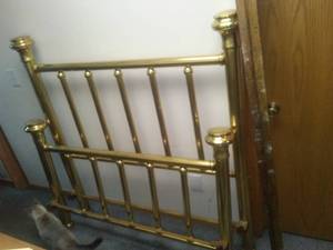 lot 470 image: Vintage Brass Bed 52 at side rails.