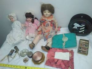 lot 496 image: Collectibles from around the world.