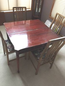 lot 3 image: Vintage Table With FivePadded Chairs