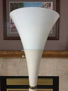 lot 10 image: White Metal Floor Lamp
