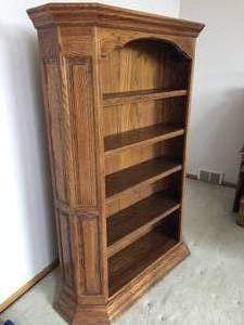 lot 14 image: Ornate 5 Shelf Wooden Bookshelf