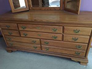 lot 28 image: 8 Drawer Dresser With Bi-Fold Mirror