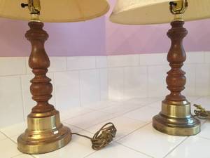 lot 32 image: Pair of Wood & Brass Table Lamps