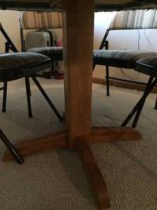 lot 44 image: Round Padded Table w Wooden Pedestal & Seven Folding Chairs