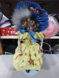 Shirley Temple Little Colonel Yellow Dress With Stand (No Box & COA)