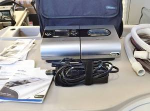lot 14 image: MSRP $1000 ResMed S9 AutoSet wH5i Humidifier&nbspCPAP and BiPAP Machine WITH Hoses, Travel Bag, Manual, SD CARD &amp A Couple Extras - Really Great Working Condition