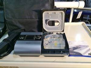 lot 19 image: MSRP $1000&nbspResMed S9 AutoSet wH5i Humidifier&nbspCPAP and BiPAP Machine&nbspWITH SD CARD &amp CARRIER BAG - GOOD WORKING CONDITION
