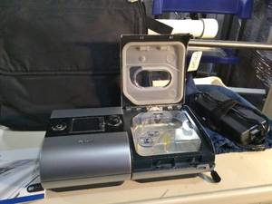 lot 22 image: MSRP $1000&nbspResMed S9 AutoSet wH5i Humidifier&nbspCPAP and BiPAP Machine&nbspWITH SD CARD &amp CARRIER BAG - GOOD WORKING CONDITION