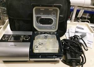 lot 28 image: MSRP $1000 ResMed S9 AutoSet wH5i Humidifier&nbspCPAP and BiPAP Machine WITH Travel Bag, Manual &amp SD CARD - Good Working Condition&nbsp