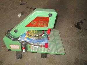 lot 15 image: 12 Band saw with extra blades...