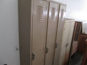 lot 34 image: Lot of metal lockers...