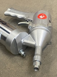 lot 34 image: Husky HDT137 Pneumatic Grease Gun