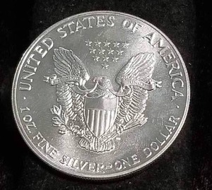 1988 AMERICAN SILVER EAGLE 1 TROY OZ. .999 FINE SILVER DOLLAR