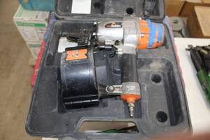 lot 12 image: ITW Buildex Gyp-Fast Pneumatic Fastener 2409910, Case