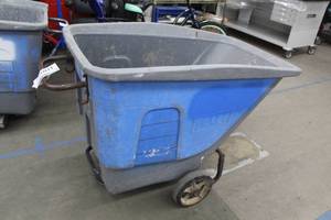 lot 100 image: Toter Commercial Plastic Utility Tilt Dump Cart