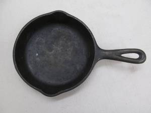 lot 63 image: cast iron Wagner ware fry pan
