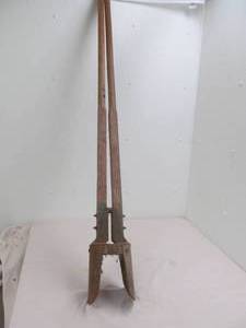 lot 86 image: post hole digger