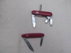 lot 114 image: Swiss army knives